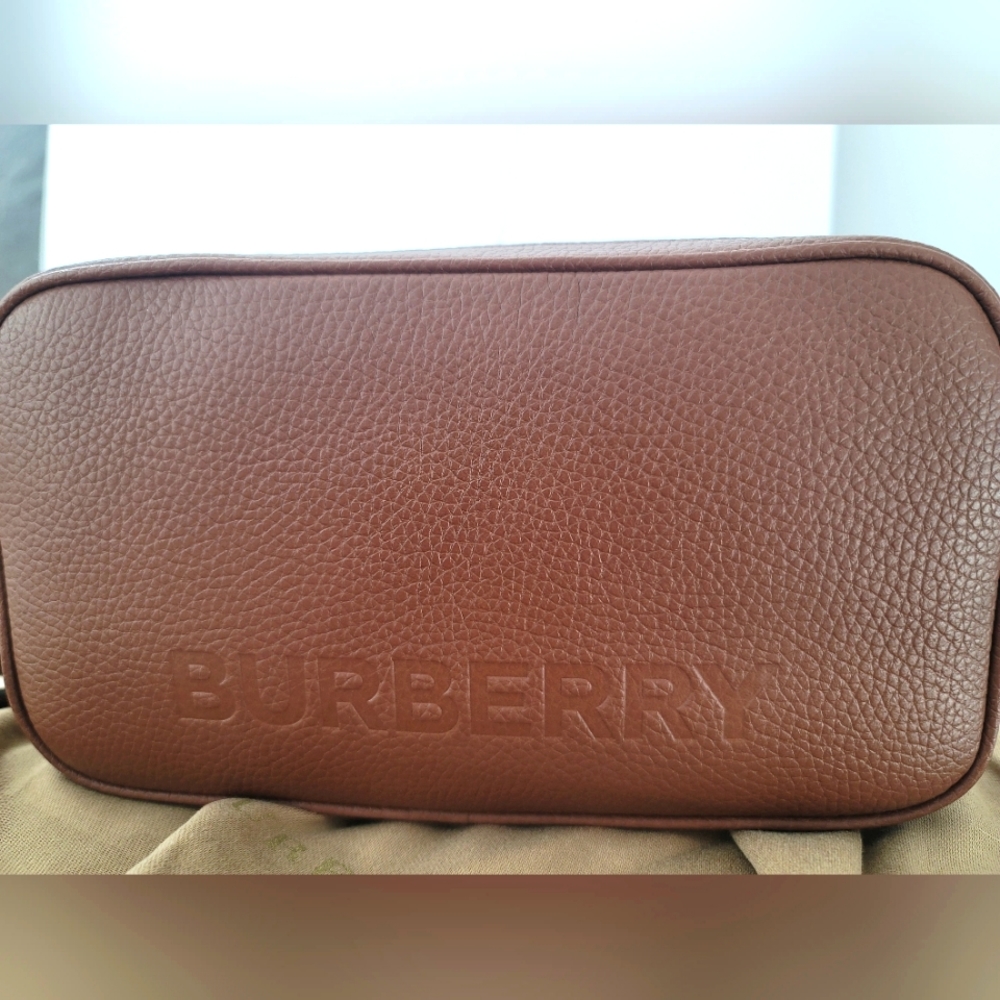(NWT) Authentic Burberry tan leather elongated crossbosy camera bag